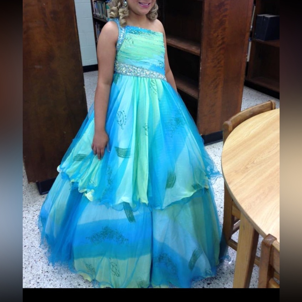 ‼️SOLD‼️ 
Tiffany designs pageant dress girls